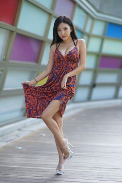 女生玩仙女棒滑倒头发被烧糊