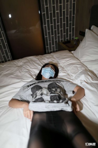公交车车站最后一排被多人玩